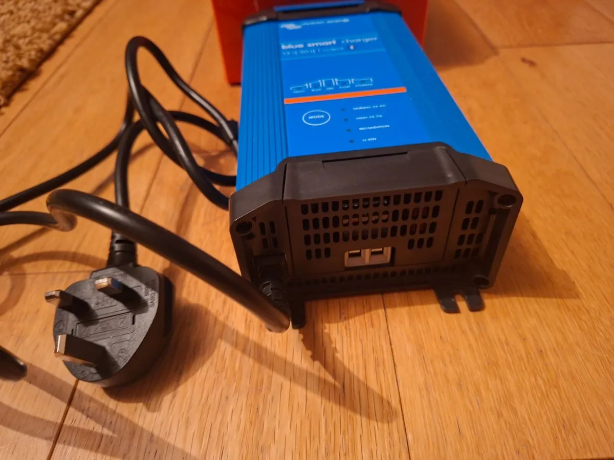 Blue smart charger - Image 3