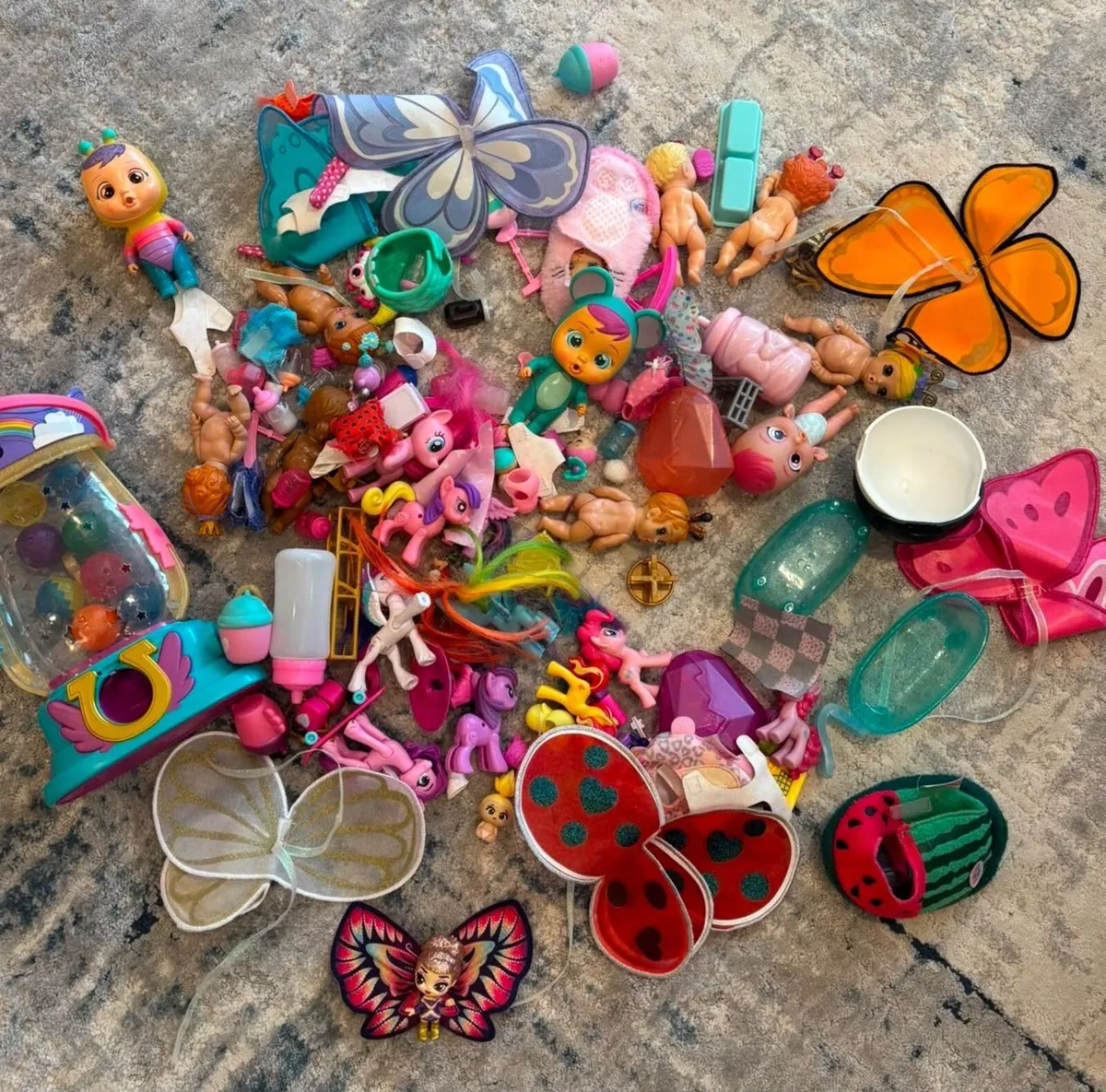 Assorted books, Barbie and LOL dolls - Image 2