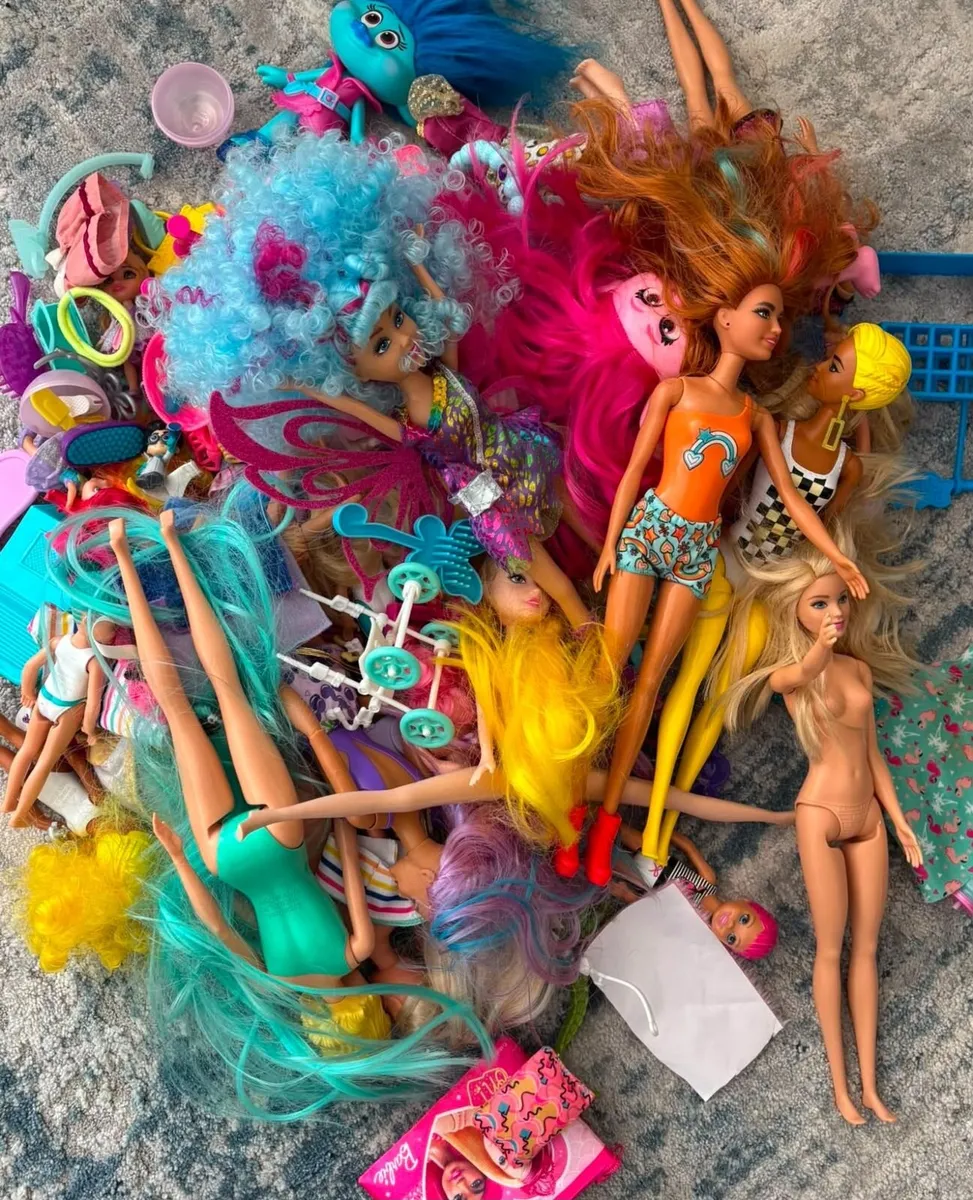 Assorted books, Barbie and LOL dolls - Image 3