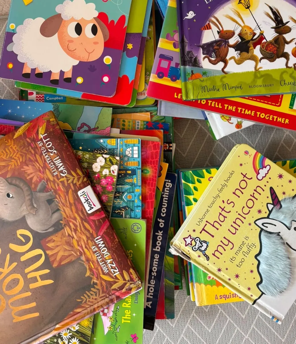 Assorted books, Barbie and LOL dolls - Image 1