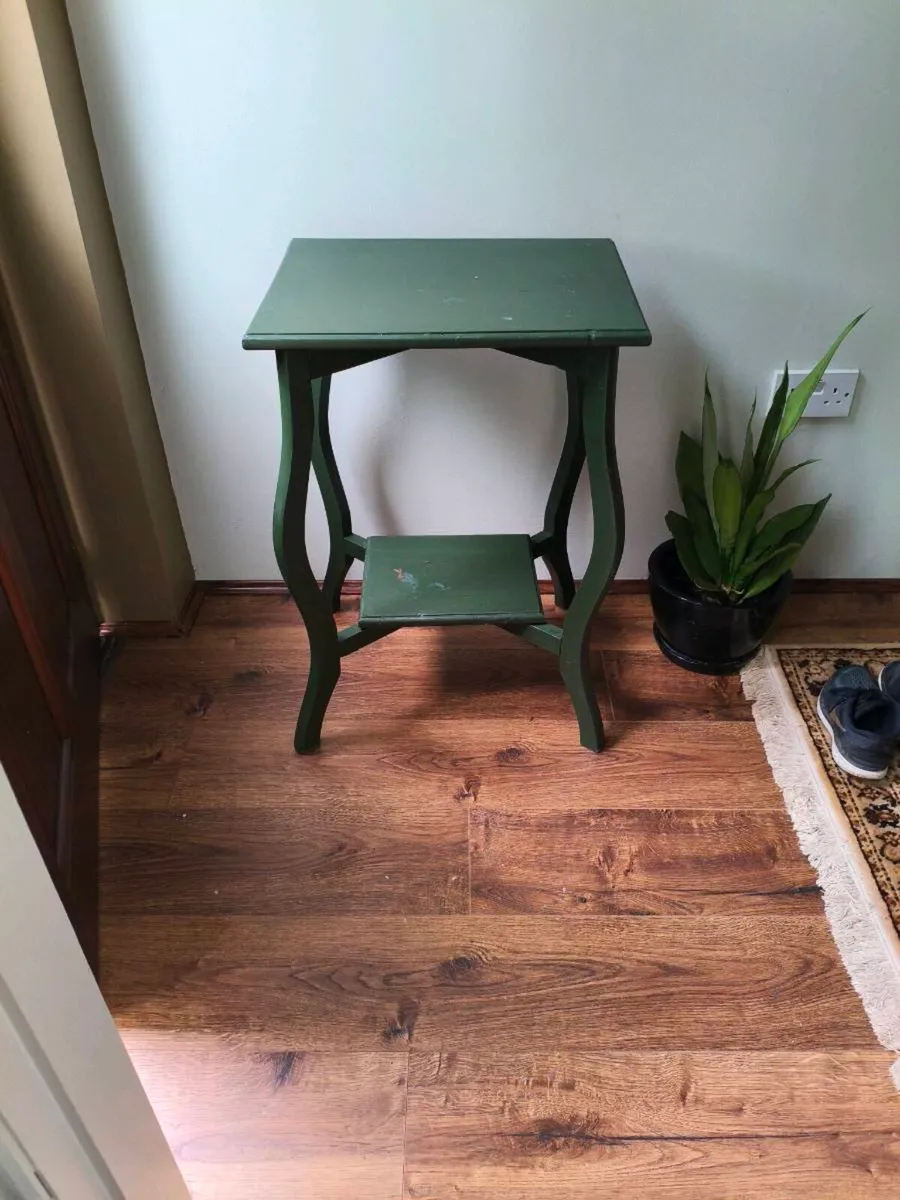 Lovely green table good strong 10 euro - Image 1