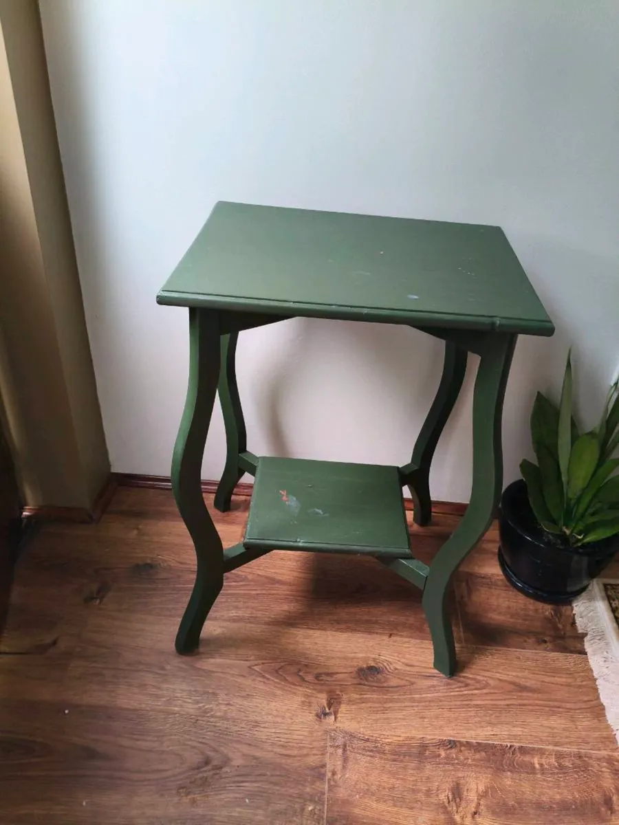 Lovely green table good strong 10 euro - Image 2