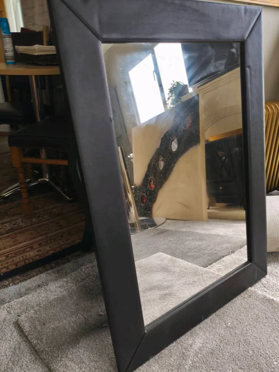 Lovely 4 ft by 2 ft leathereete mirror like new 20 - Image 4