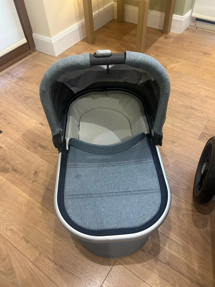 UppaBaby Vista V2 Travel System - Image 3