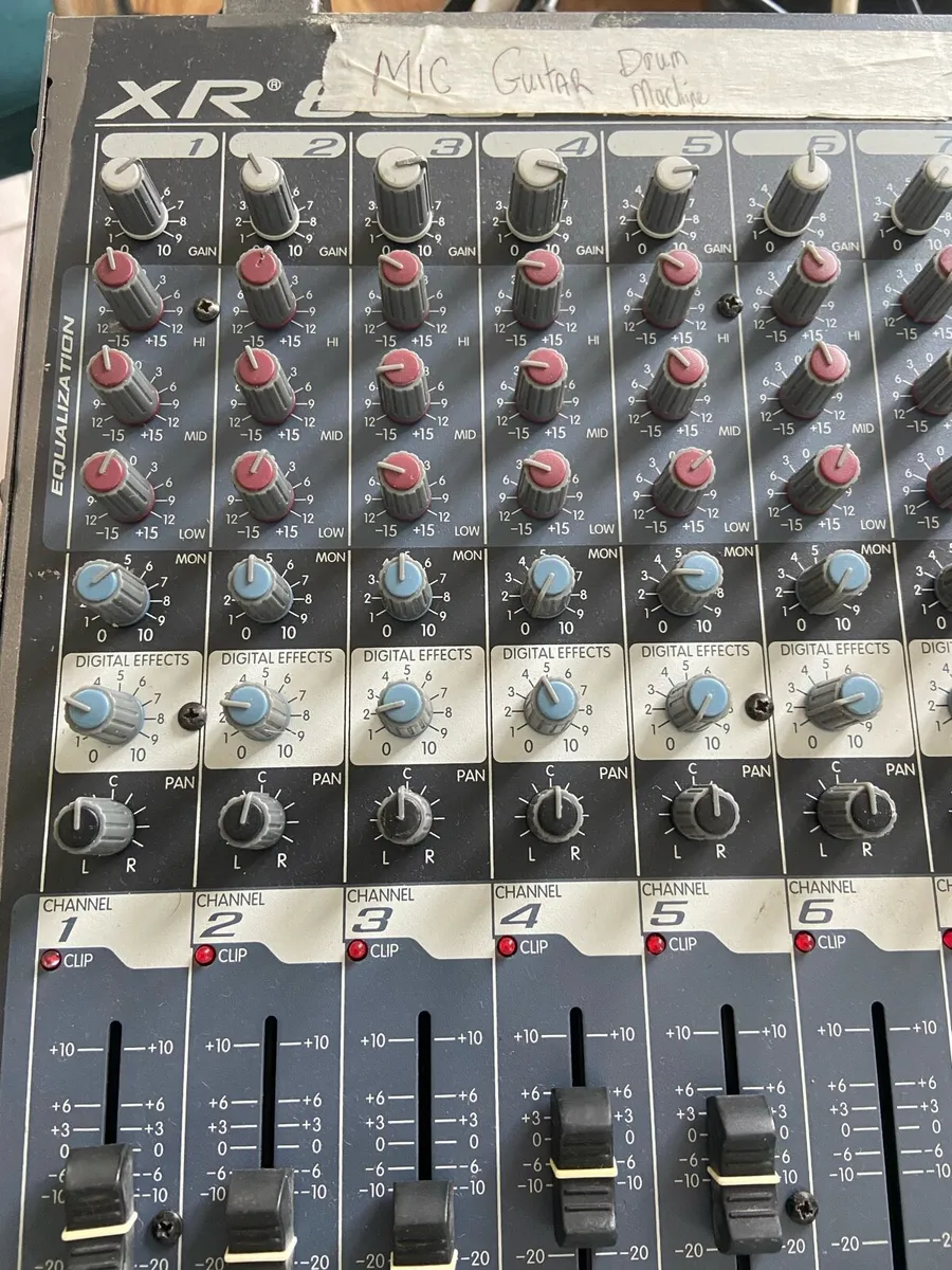 Peavey  Powered mixer desk  plus Speaker - Image 4