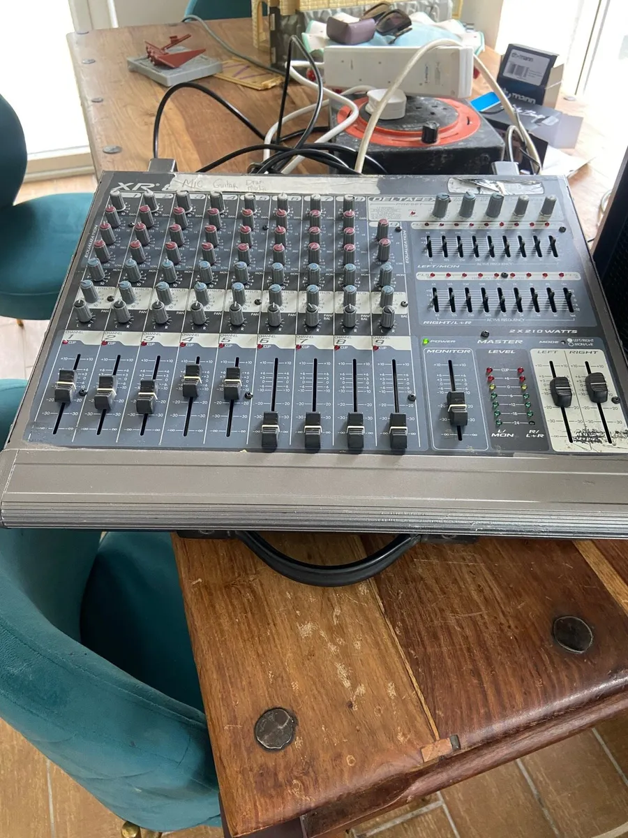 Peavey  Powered mixer desk  plus Speaker - Image 1