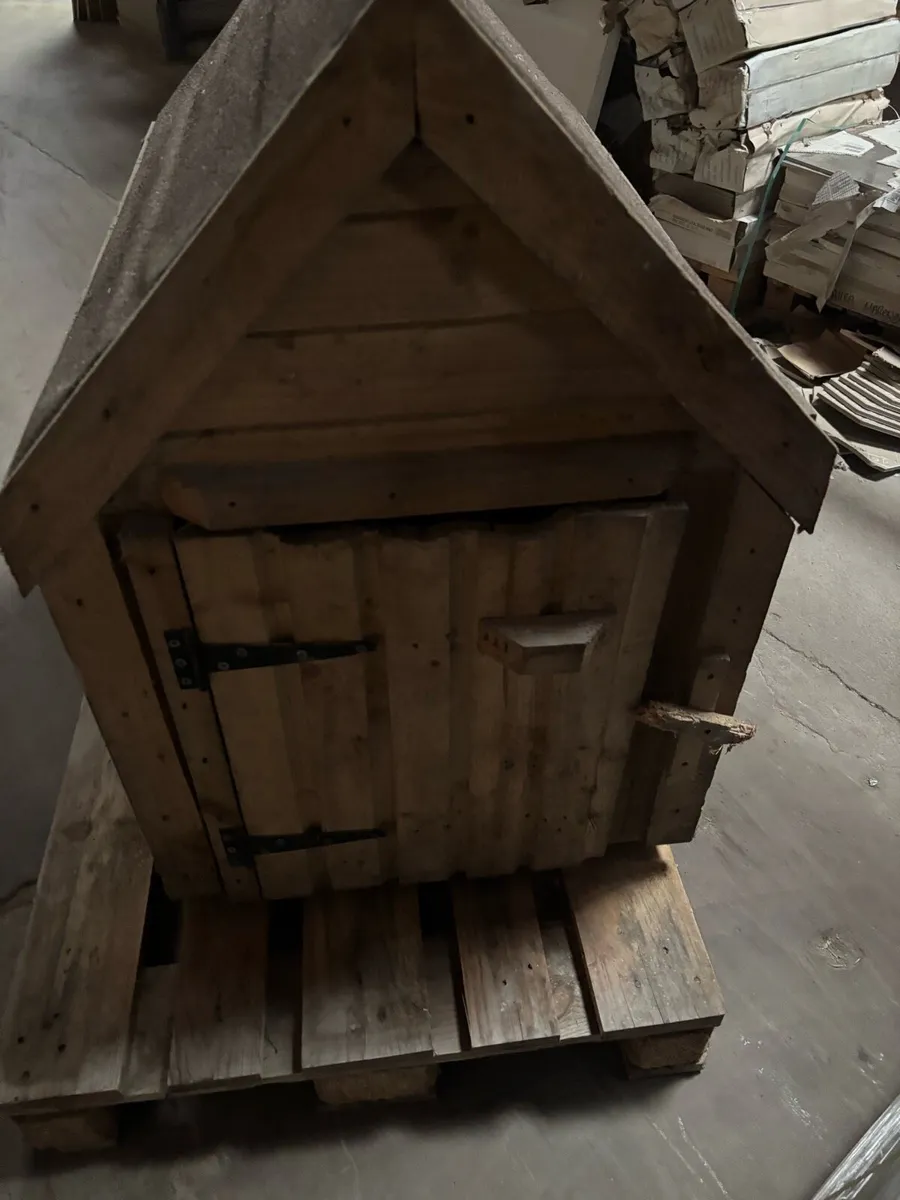 Dog Hou - Image 1