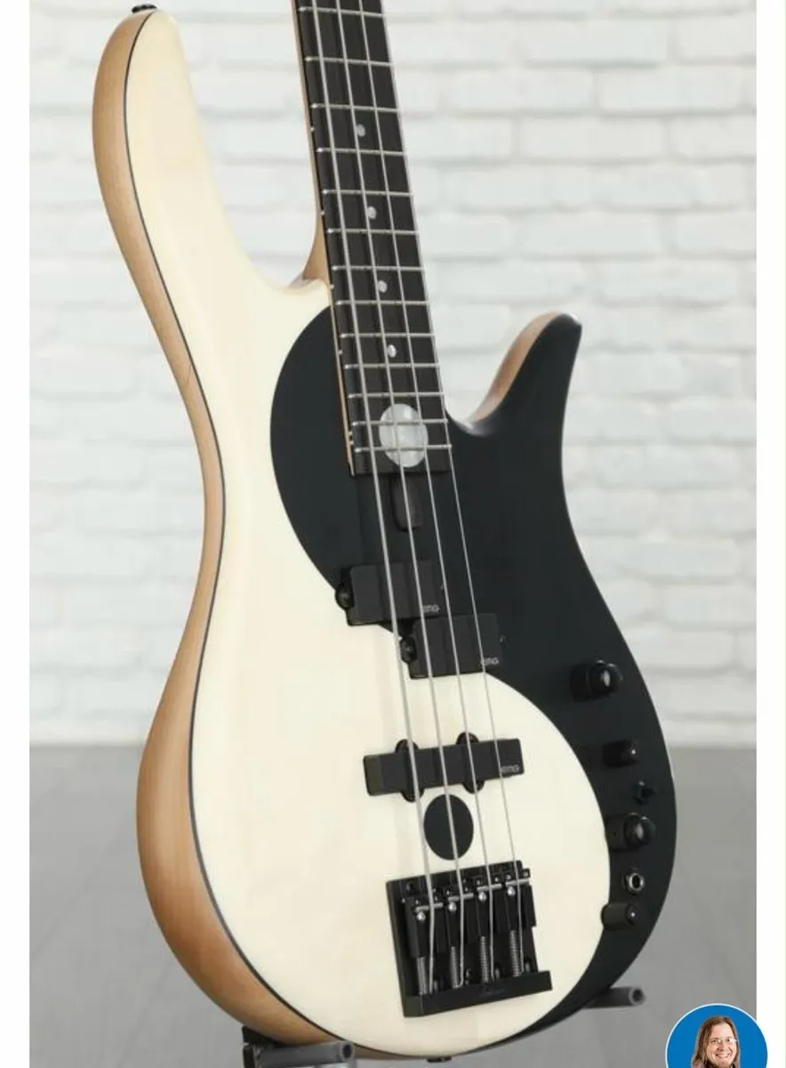 Bass guitar - Image 1