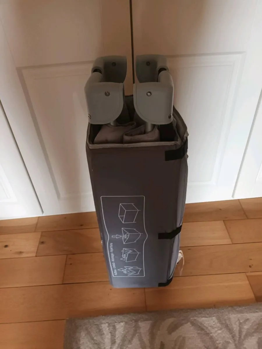 Travel  cot - Image 2