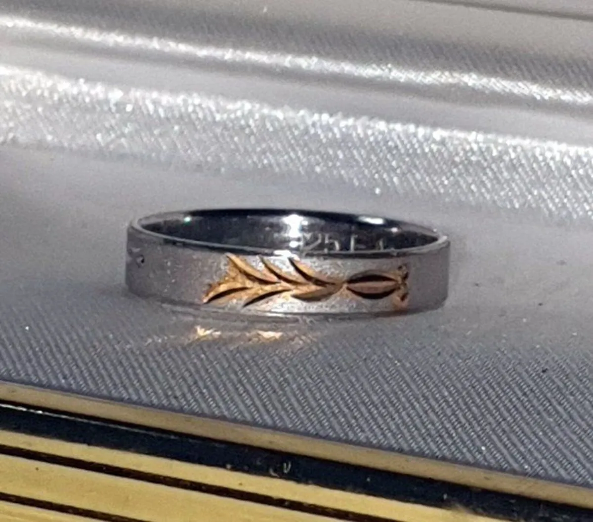 Hallmarked Silver Wedding Ring with 18k Accents BN - Image 4