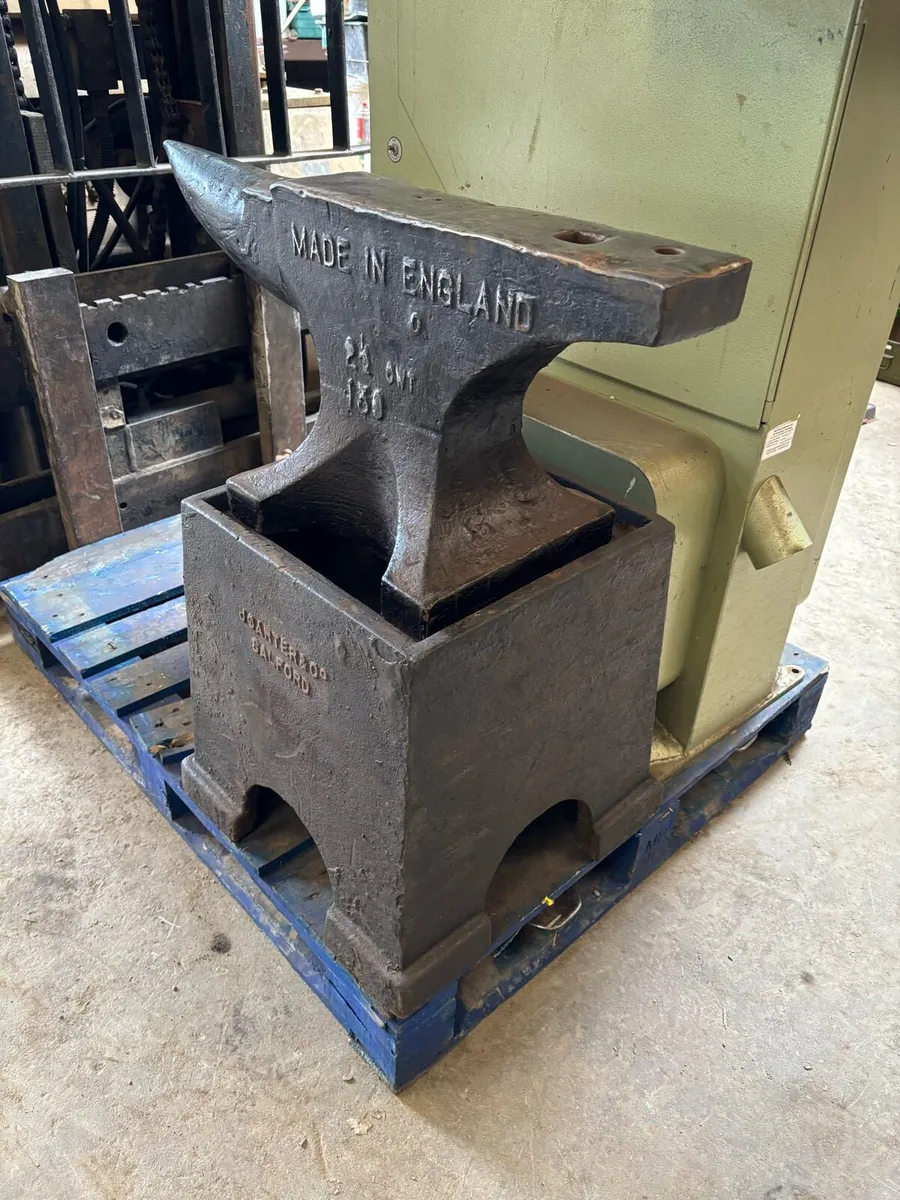 Huge Anvil & Stand K L LONDON - Image 1