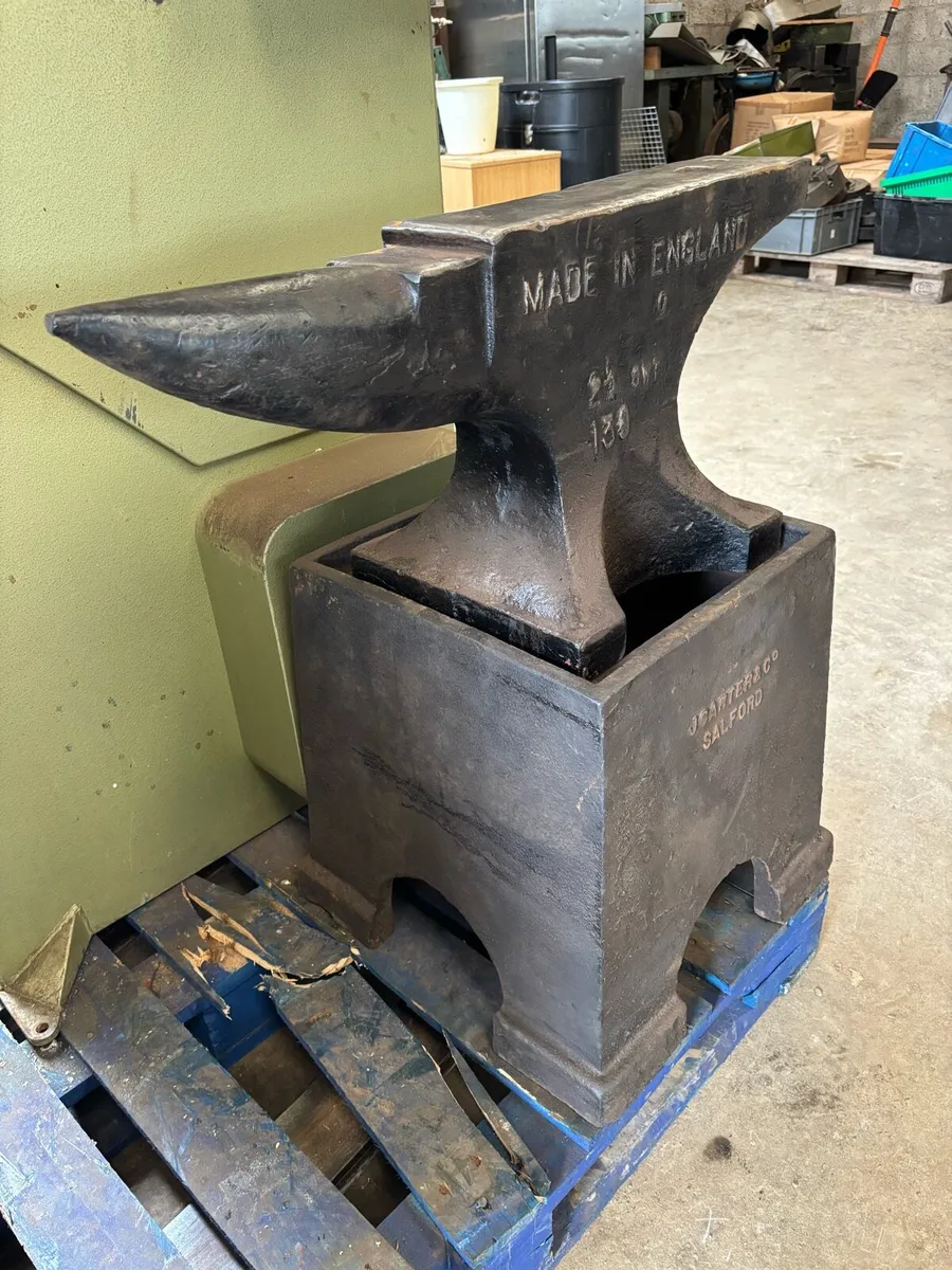 Huge Anvil & Stand K L LONDON - Image 2