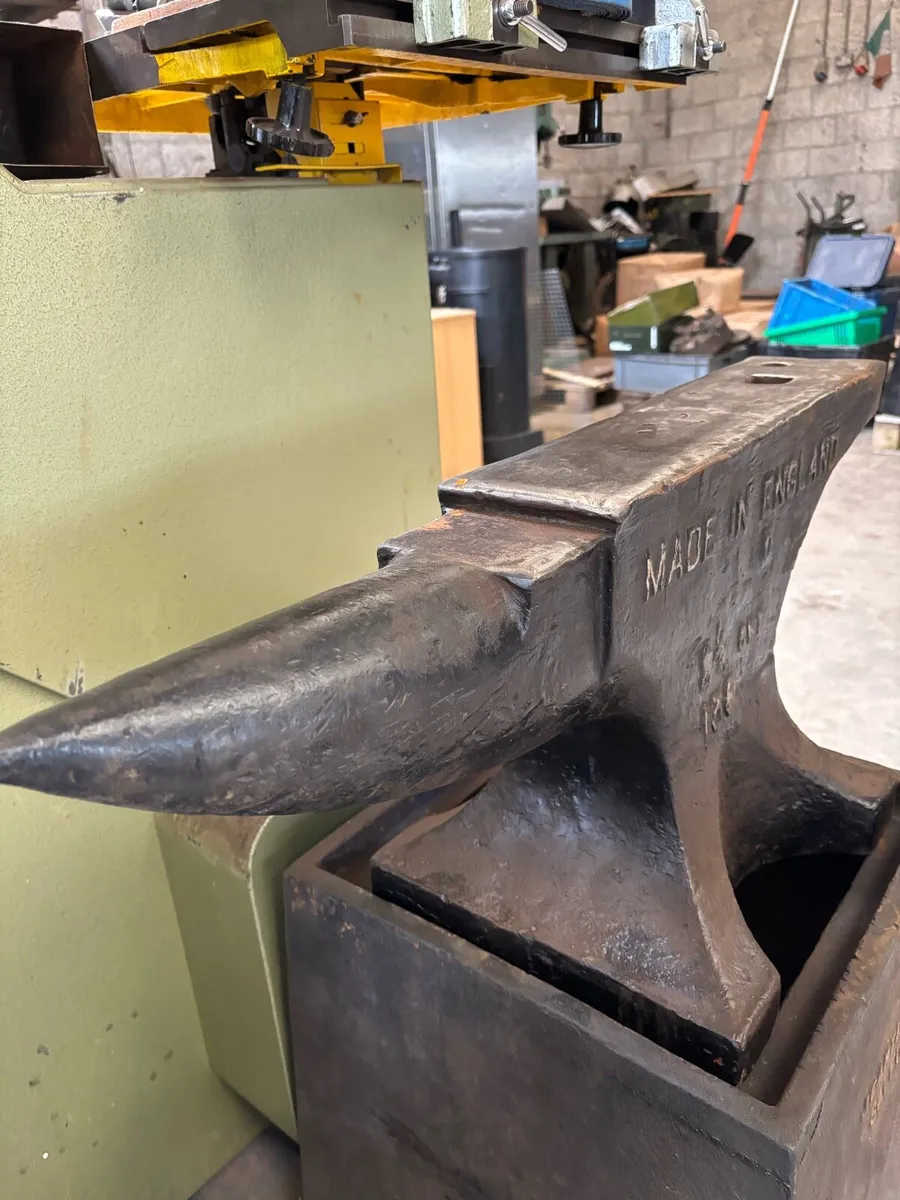 Huge Anvil & Stand K L LONDON - Image 3