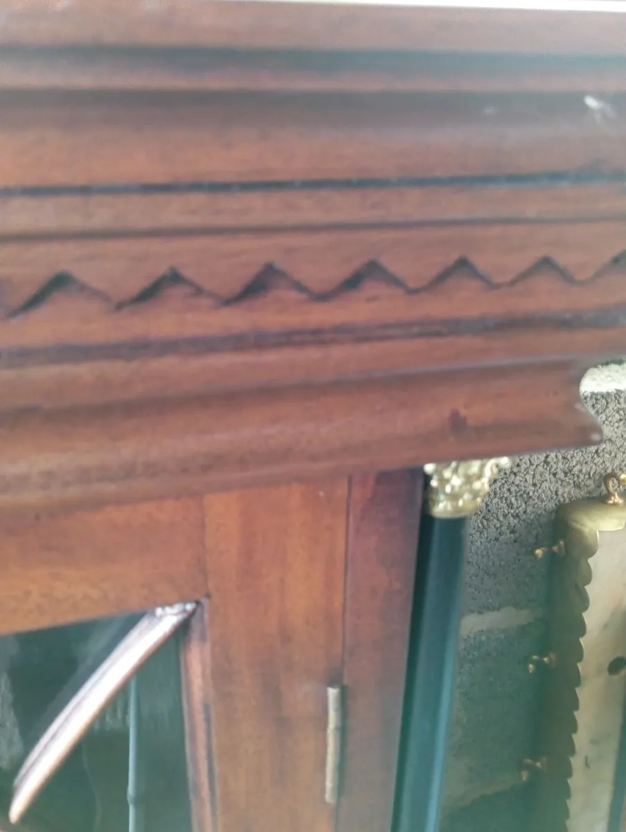Vintage mahogany display cabinet with key - Image 2