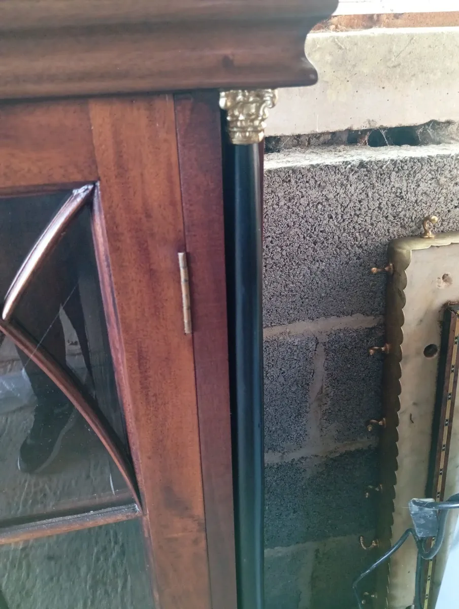 Vintage mahogany display cabinet with key - Image 3