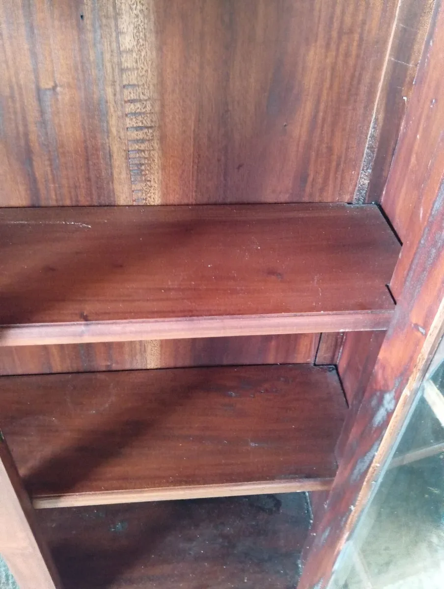 Vintage mahogany display cabinet with key - Image 4