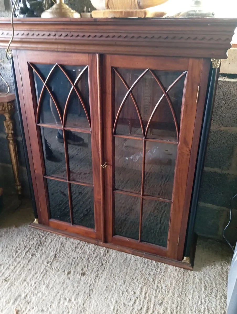 Vintage mahogany display cabinet with key - Image 1