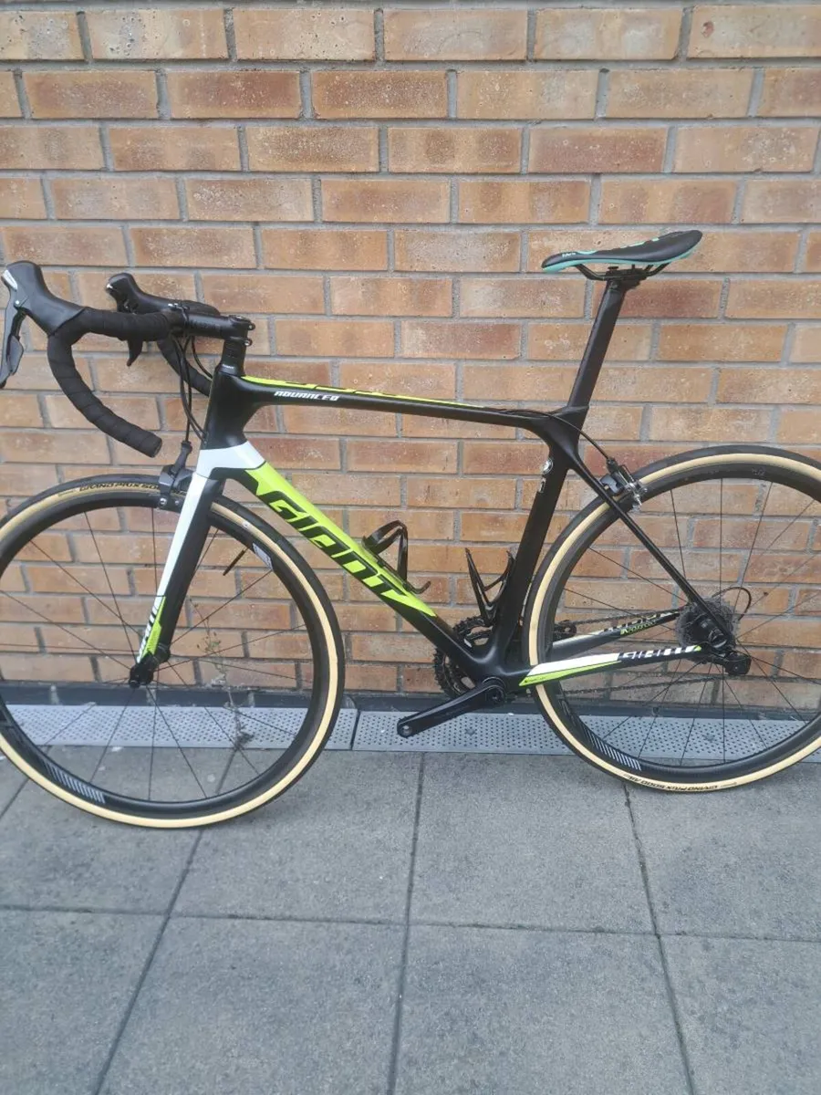 GIANT TCR ADVANCED ROAD BIKE M/L - Image 1