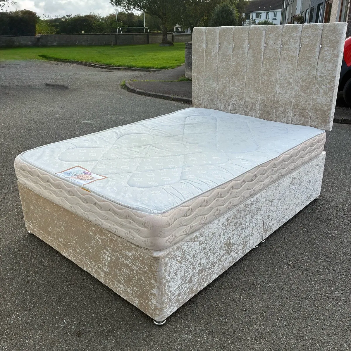Crushed velvet double bed with mattress - Image 2