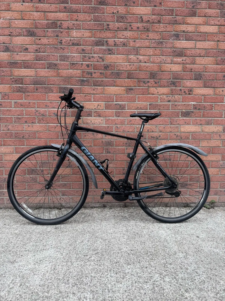 Giant Escape 3 Hybrid Bike - Image 1