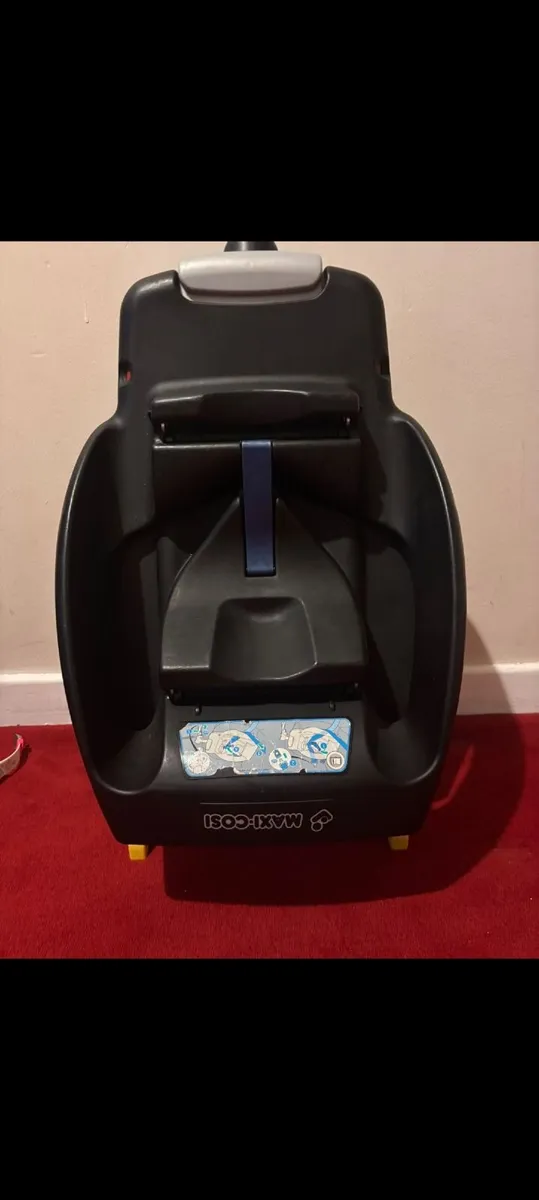 Maxi-Cosi CabrioFix / FamilyFix ISOFIX Base €50 - Image 2