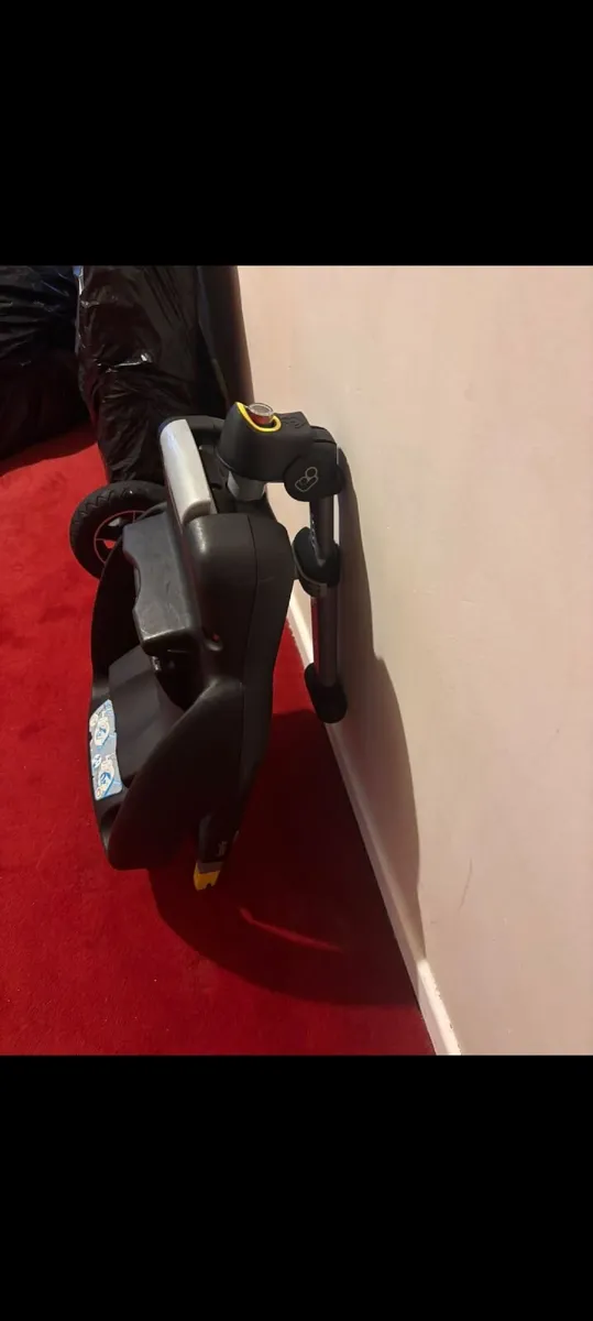 Maxi-Cosi CabrioFix / FamilyFix ISOFIX Base €50 - Image 1