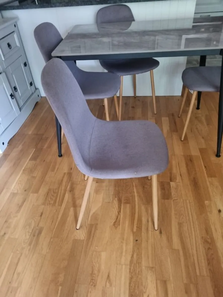 Table and chairs - Image 3