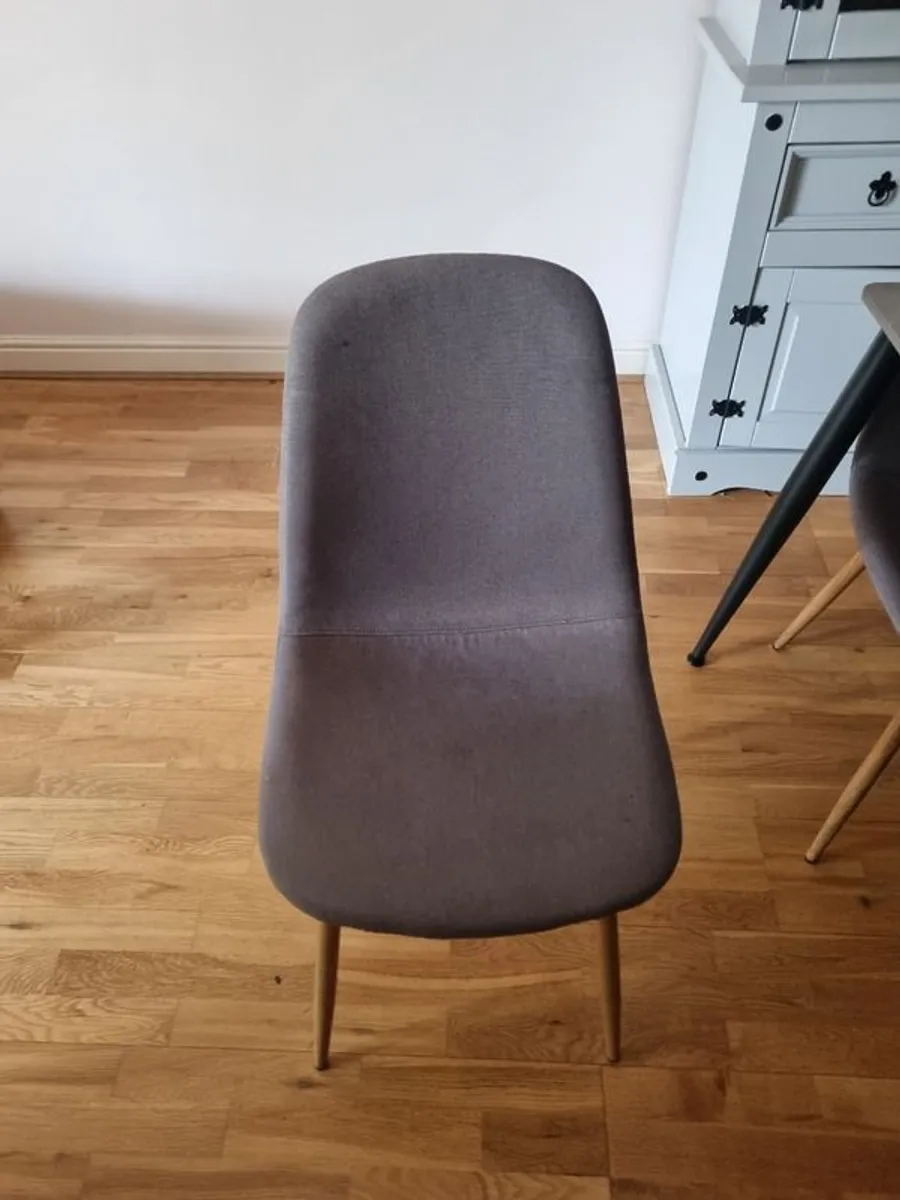 Table and chairs - Image 4