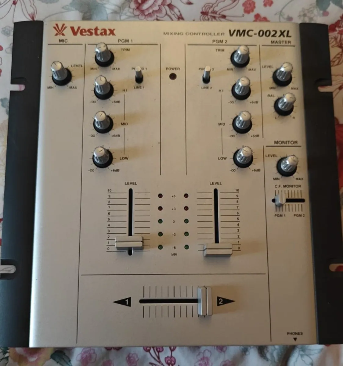 DJ mixer