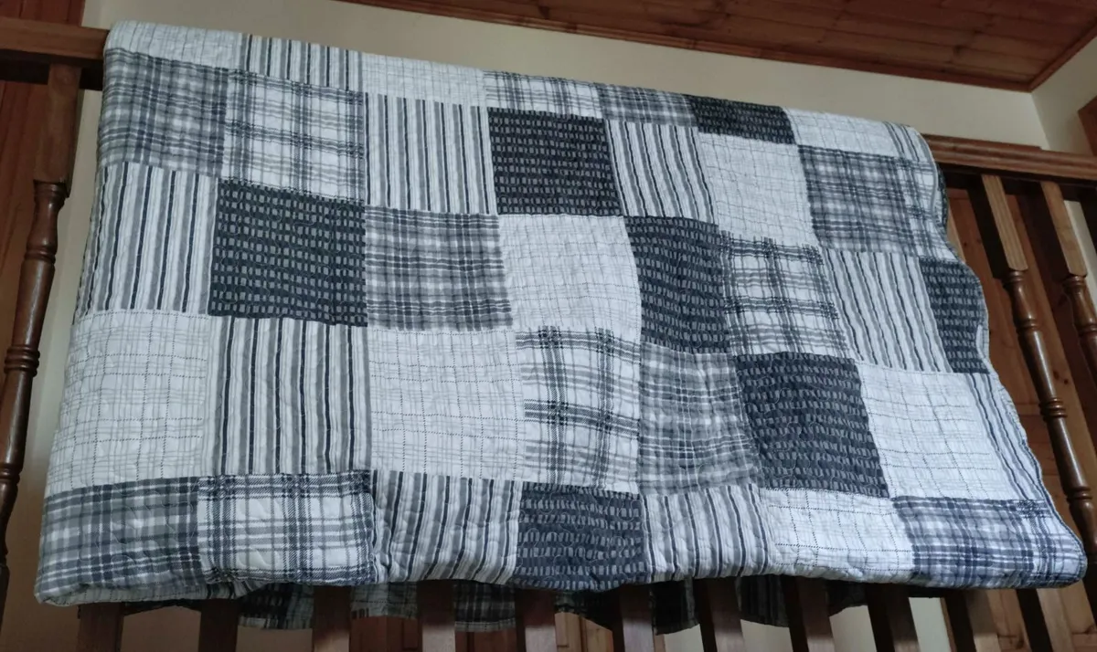 SUPER KING BED SPREAD/THROW (USED). - Image 1
