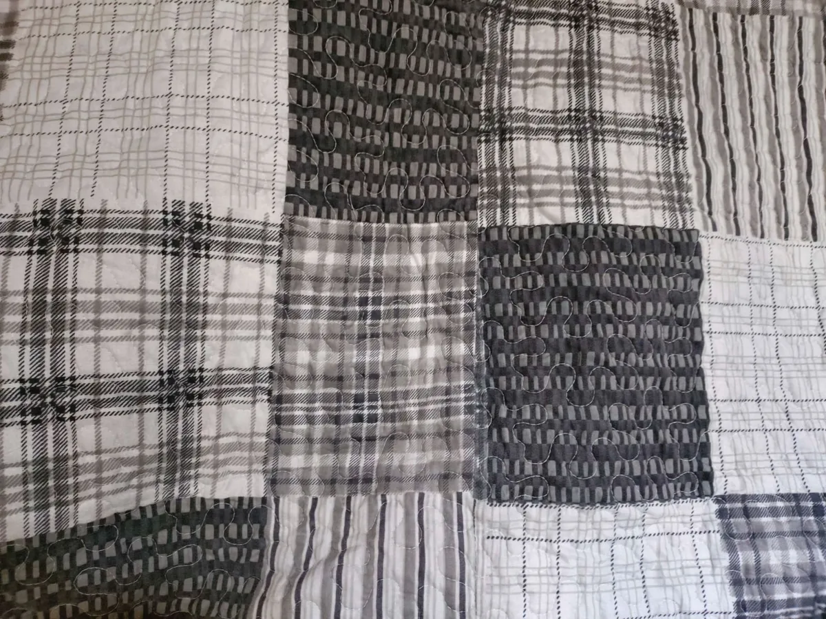 SUPER KING BED SPREAD/THROW (USED). - Image 2