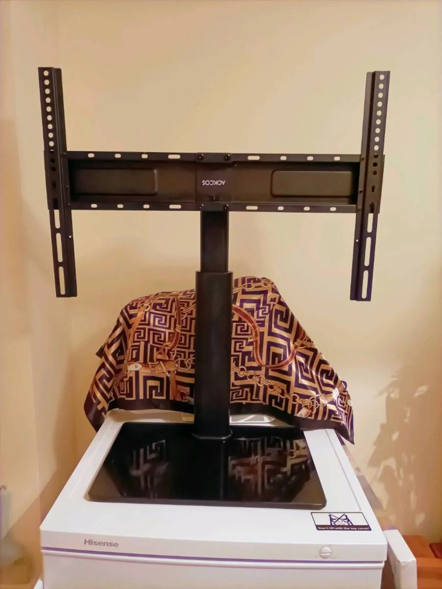 AOKCOS Table Top TV Stand and Accessories. - Image 4