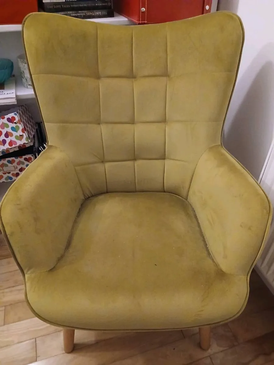 2 reading Chairs - Image 1