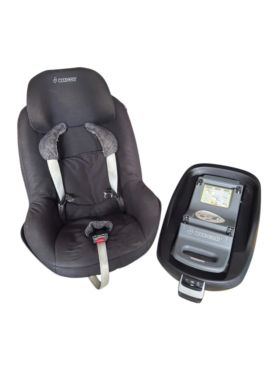 Maxi Cosi Pearl car seat and family isofix base - Image 1