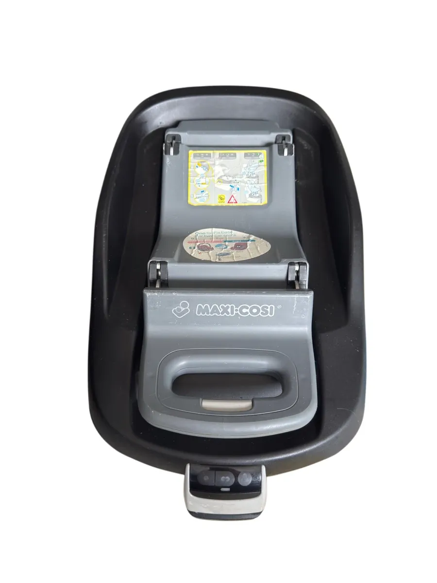 Maxi Cosi Pearl car seat and family isofix base - Image 3