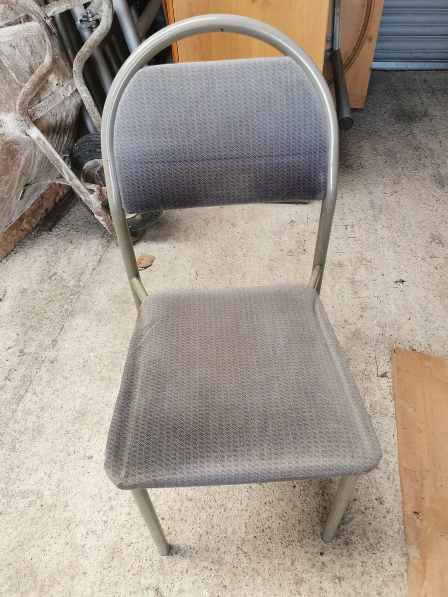 Table and chairs - Image 4