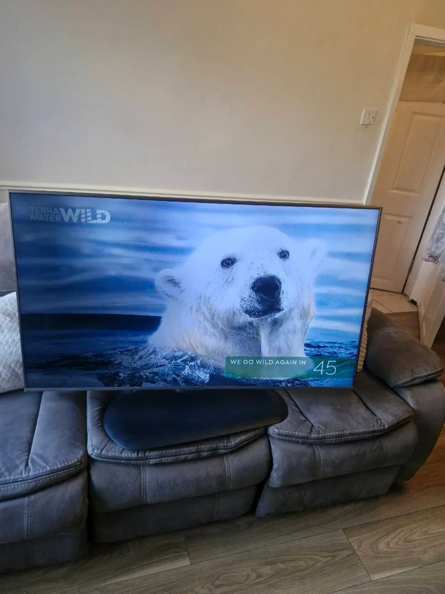 43' Samsung smart tv - Image 1