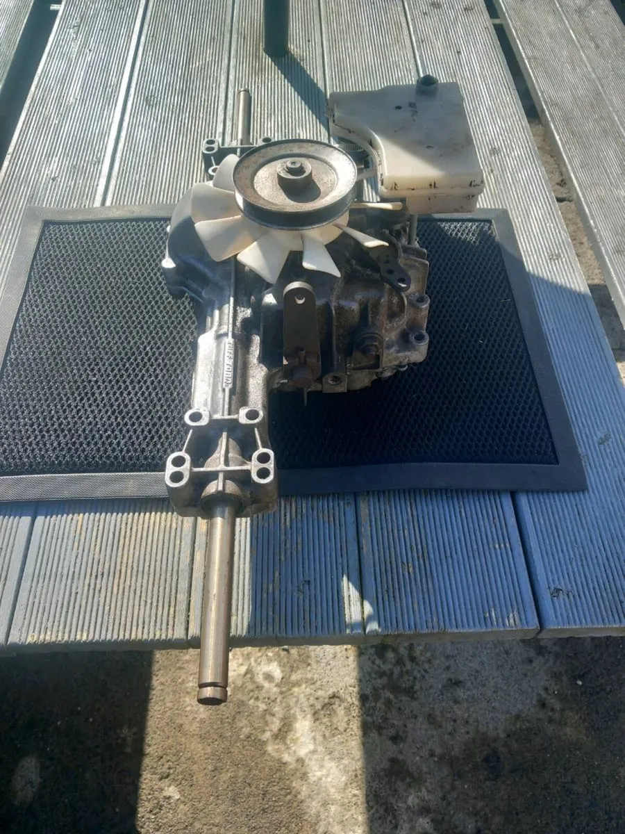 John deere LR135 hydrostatic transmission - Image 2
