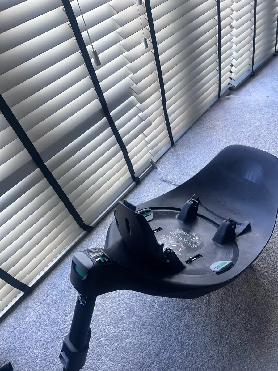 Cybex Platinum Cloud Car Seat and Isofix Base - Image 2