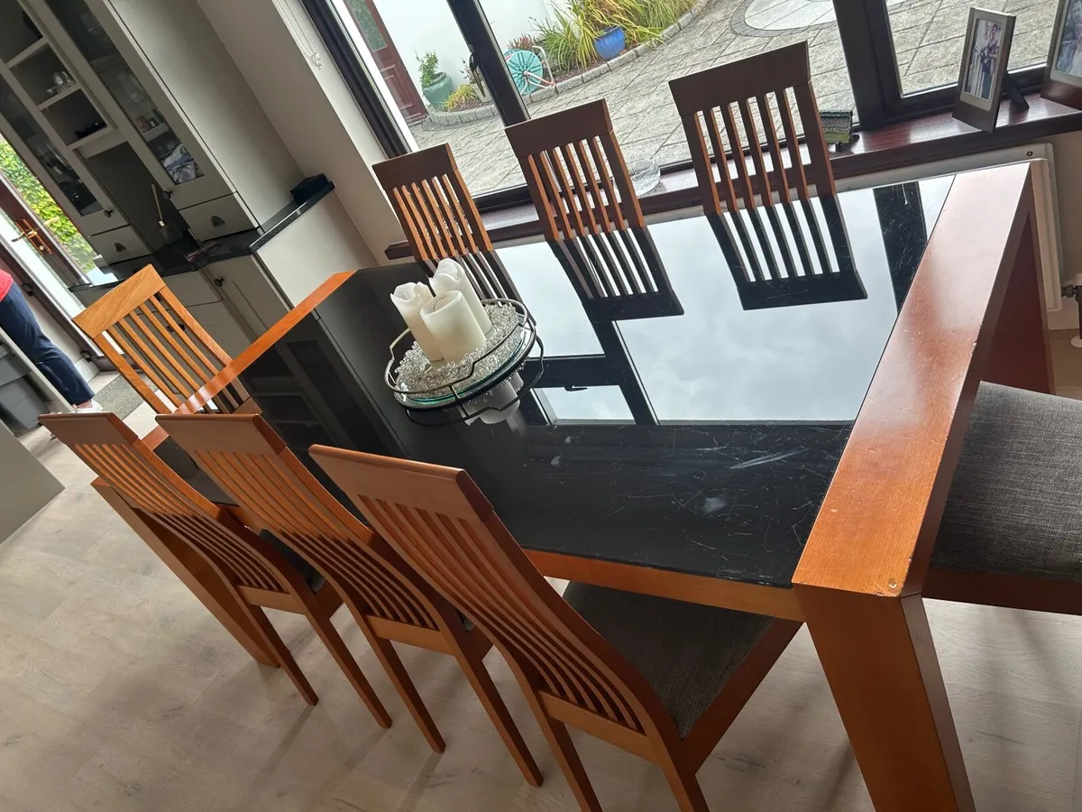 Table and chairs - Image 1