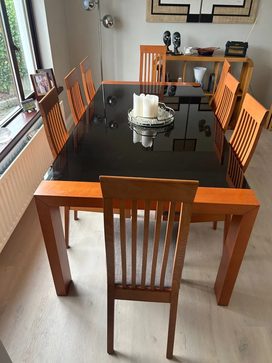 Table and chairs - Image 2