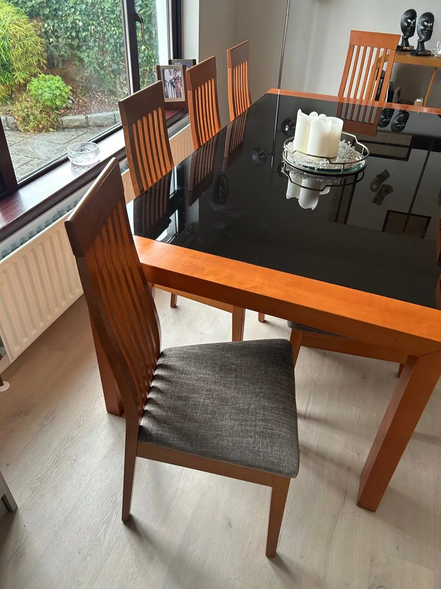 Table and chairs - Image 3