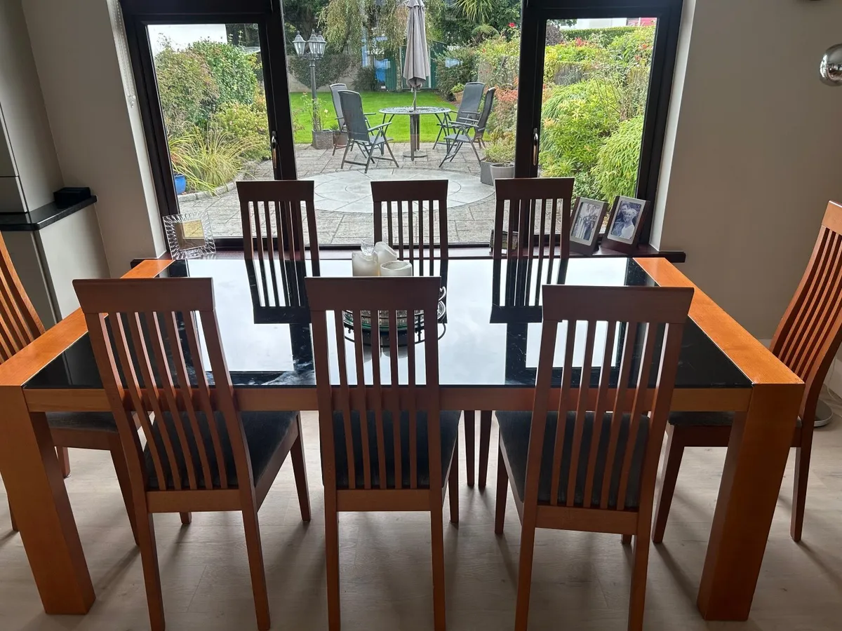Table and chairs - Image 4