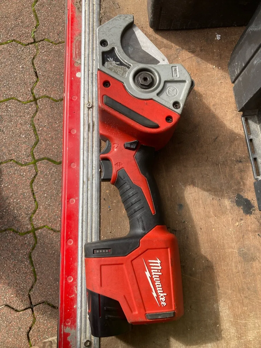 Milwaukee Plastic Pipe Cutter M12 and Battery - Image 1