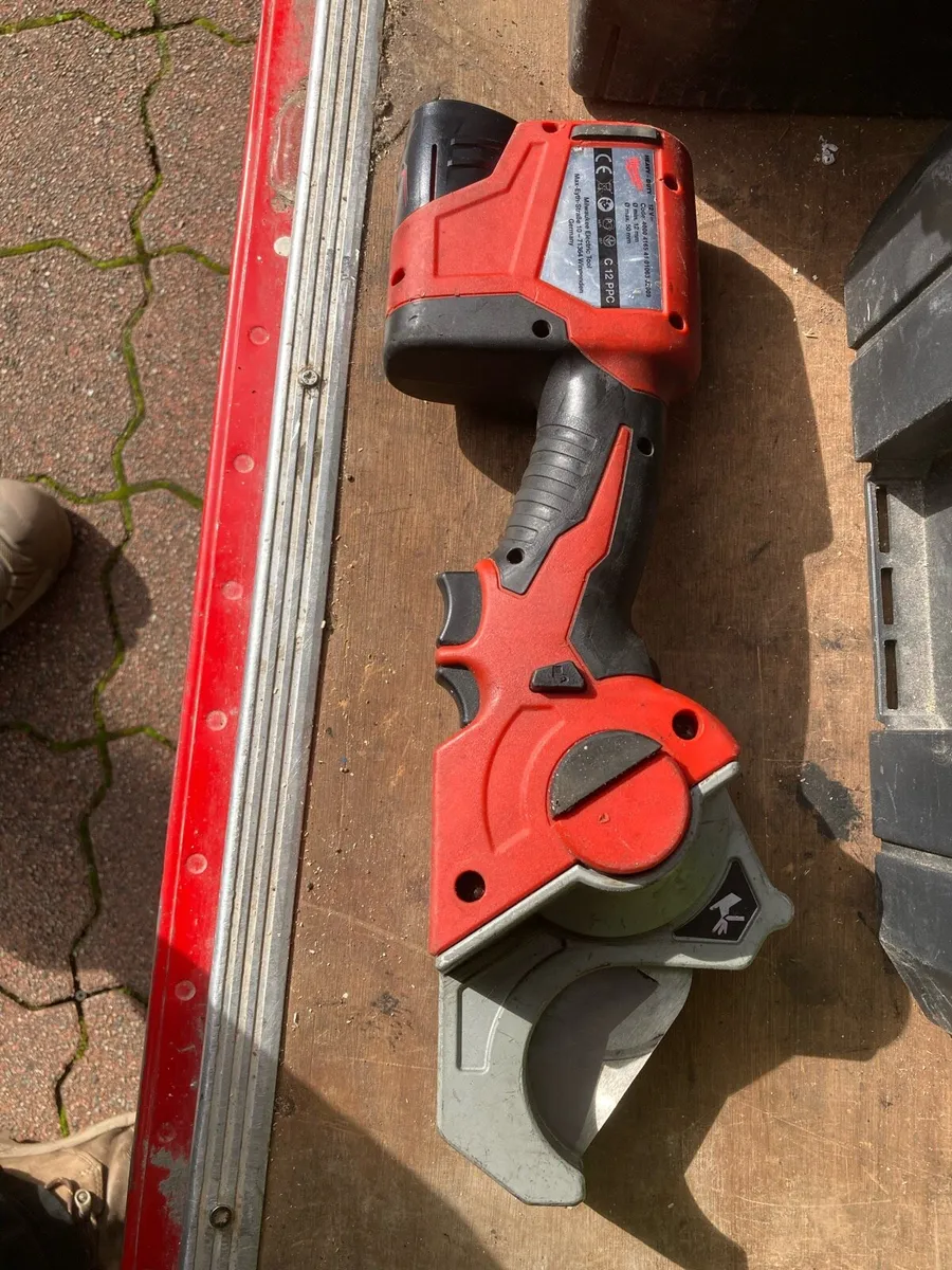 Milwaukee Plastic Pipe Cutter M12 and Battery - Image 2