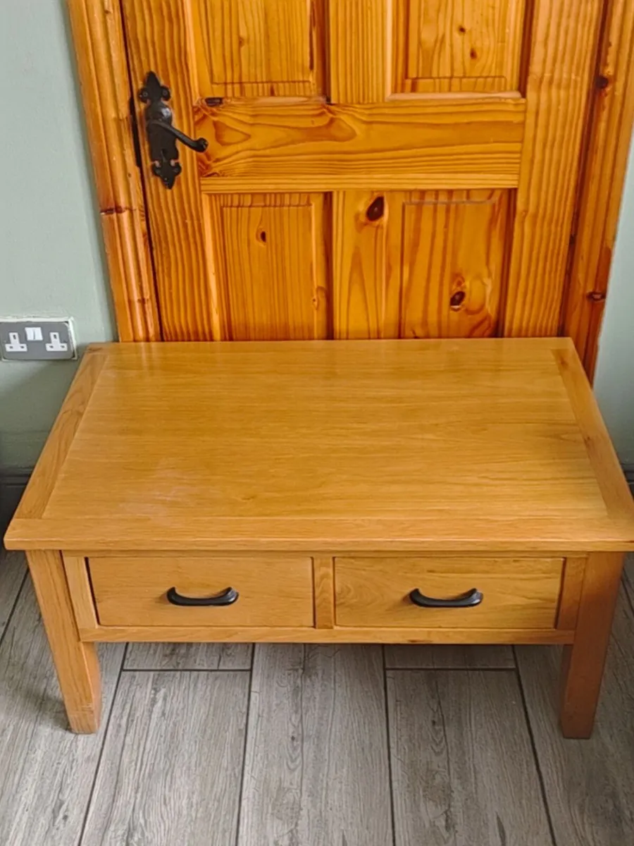 Solid oak coffee table - Image 1