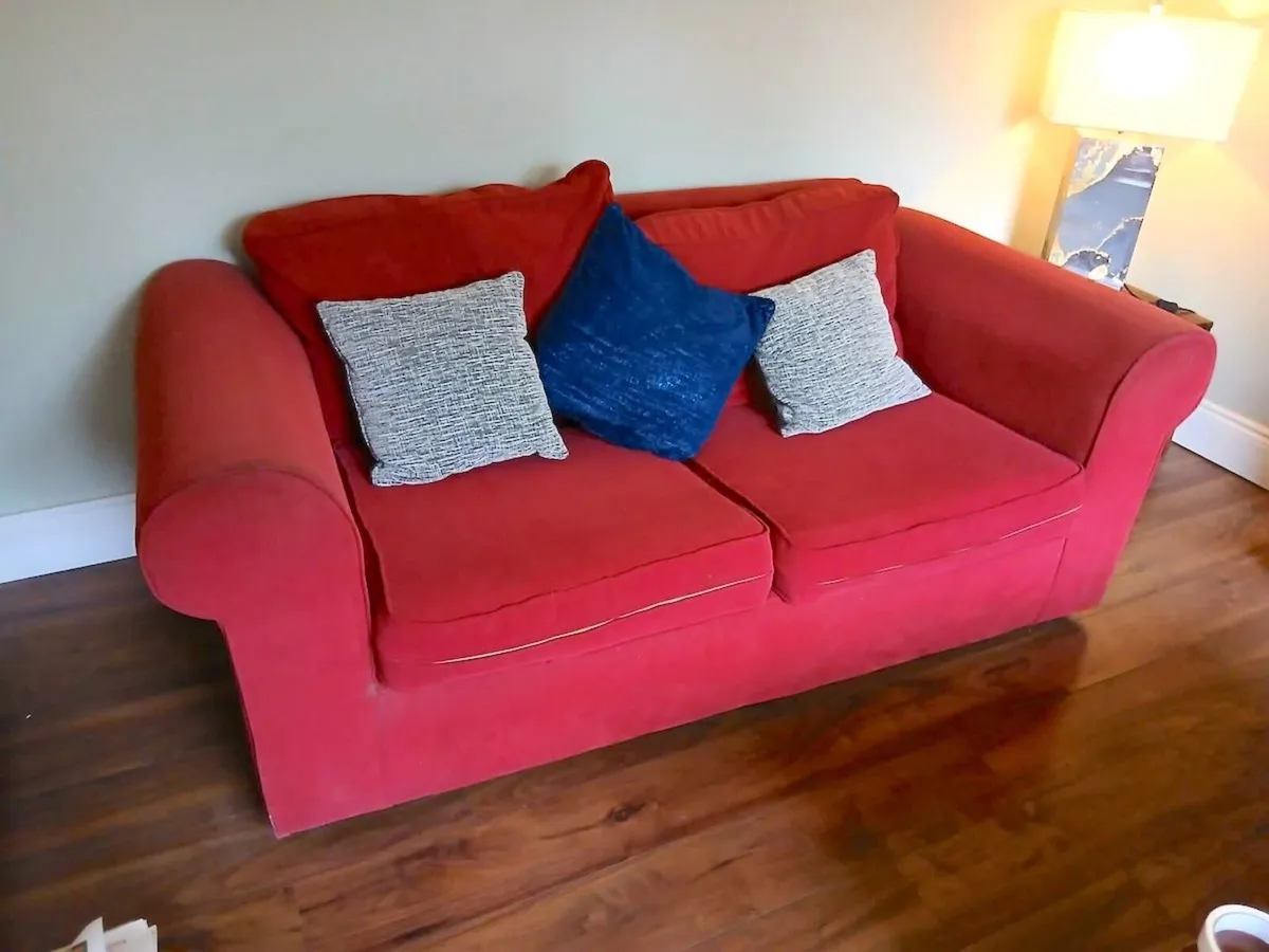 3 Sofas and display cabinet - Image 1