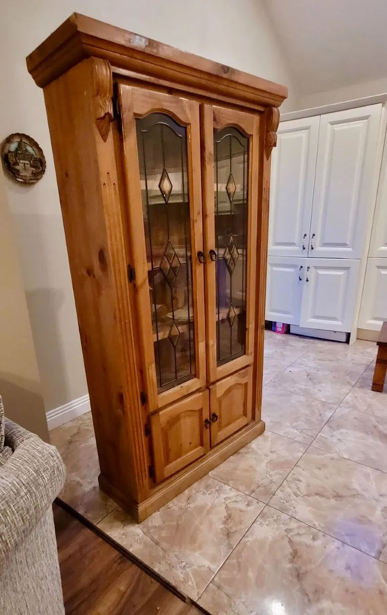 3 Sofas and display cabinet - Image 2