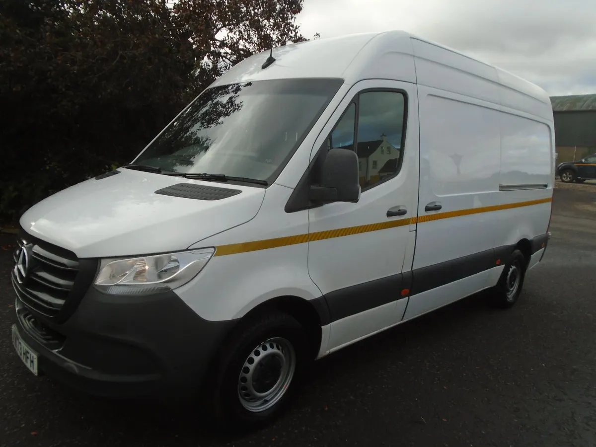 2023 Mercedes-Benz Sprinter 315CDI MWB HR RWD. - Image 3