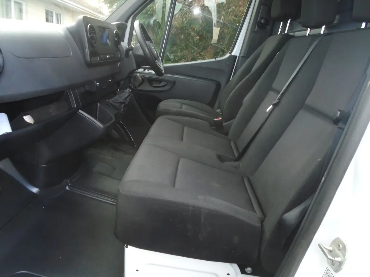2023 Mercedes-Benz Sprinter 315CDI MWB HR RWD. - Image 4